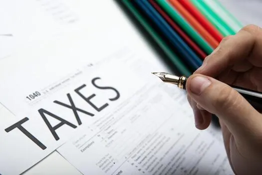 filling-tax-return-on-desktop-photo