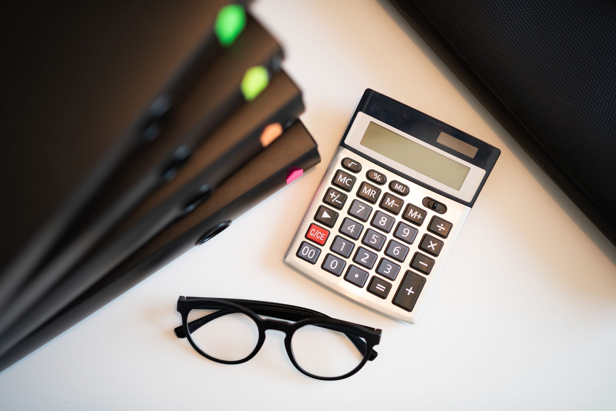 Calculadora y documentos financieros sobre una mesa