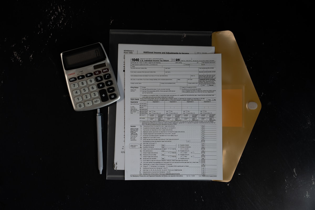 Calculadora y documentos financieros para analizar un préstamo personal